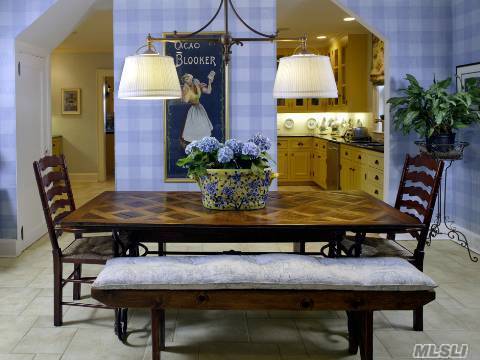 Art Deco kitchen and breakfast area - Long Island blues